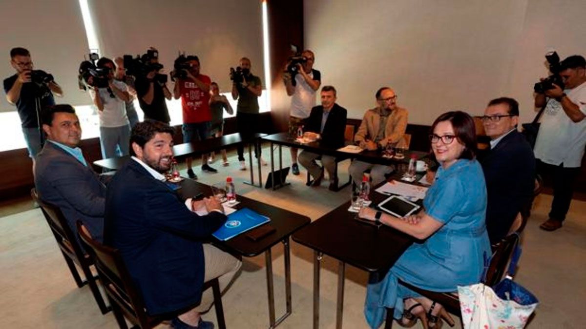 Equipos negociadores de PP, Cs y Vox durante una reunión en Murcia. | ABC.ES Equipos negociadores de PP, Cs y Vox durante una reunión en Murcia. | ABC.ES