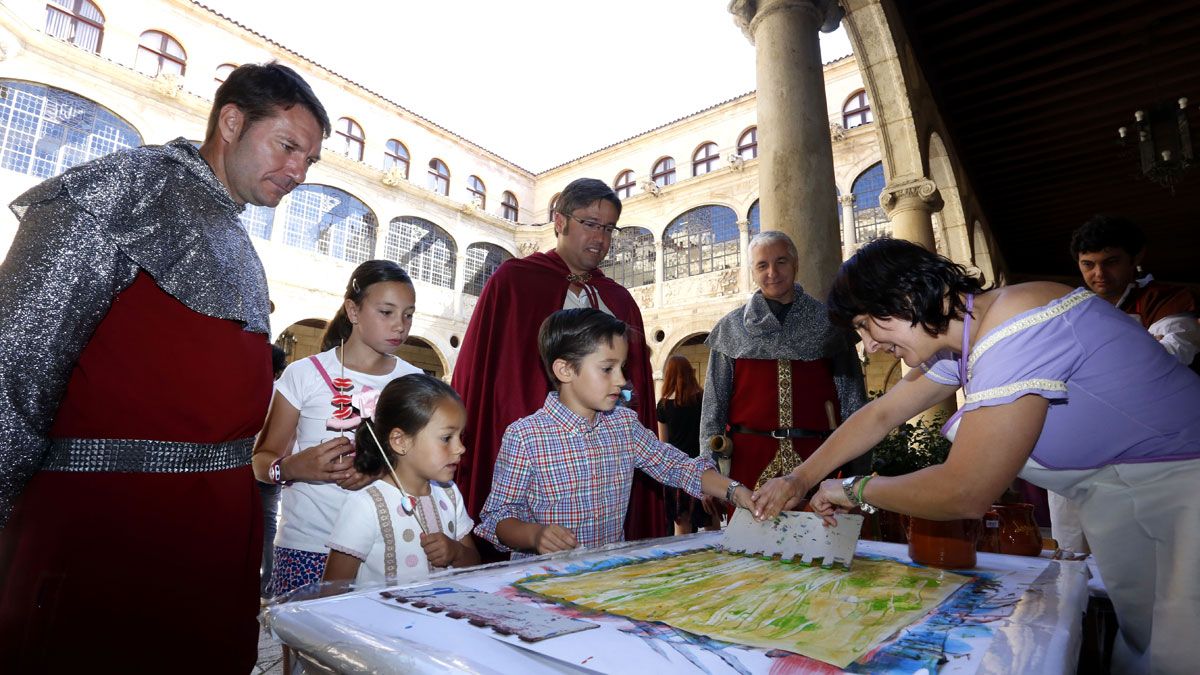 El presidente de la Diputación de León, Emilio Orejas, inaugura el Mercado de la Discapacidad que organizan los centros asistenciales dependientes de la institución provincial. | CARLOS S. CAMPILLO (ICAL)