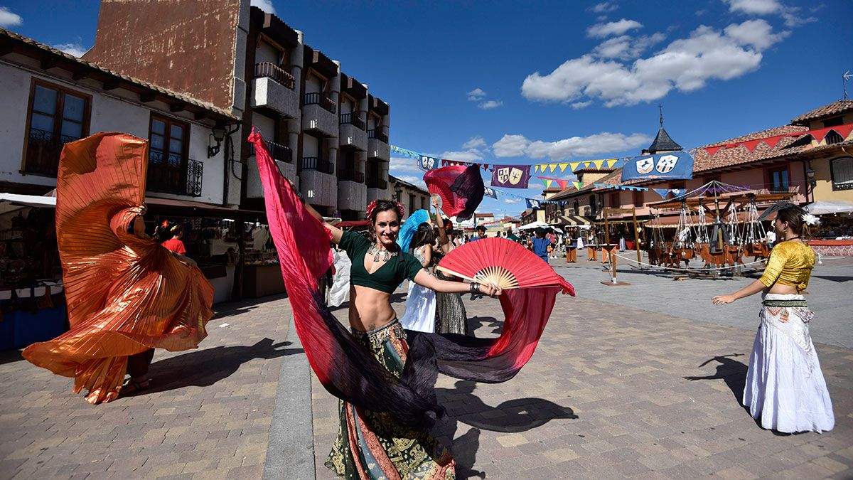 La animación medieval por las calles de Mansilla es continua. | SAÚL ARÉN