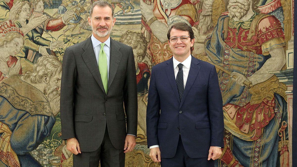 El rey Felipe VI, recibe en audiencia al presidente de la Junta de Castilla y León, Alfonso Fernández Mañueco. | ICAL