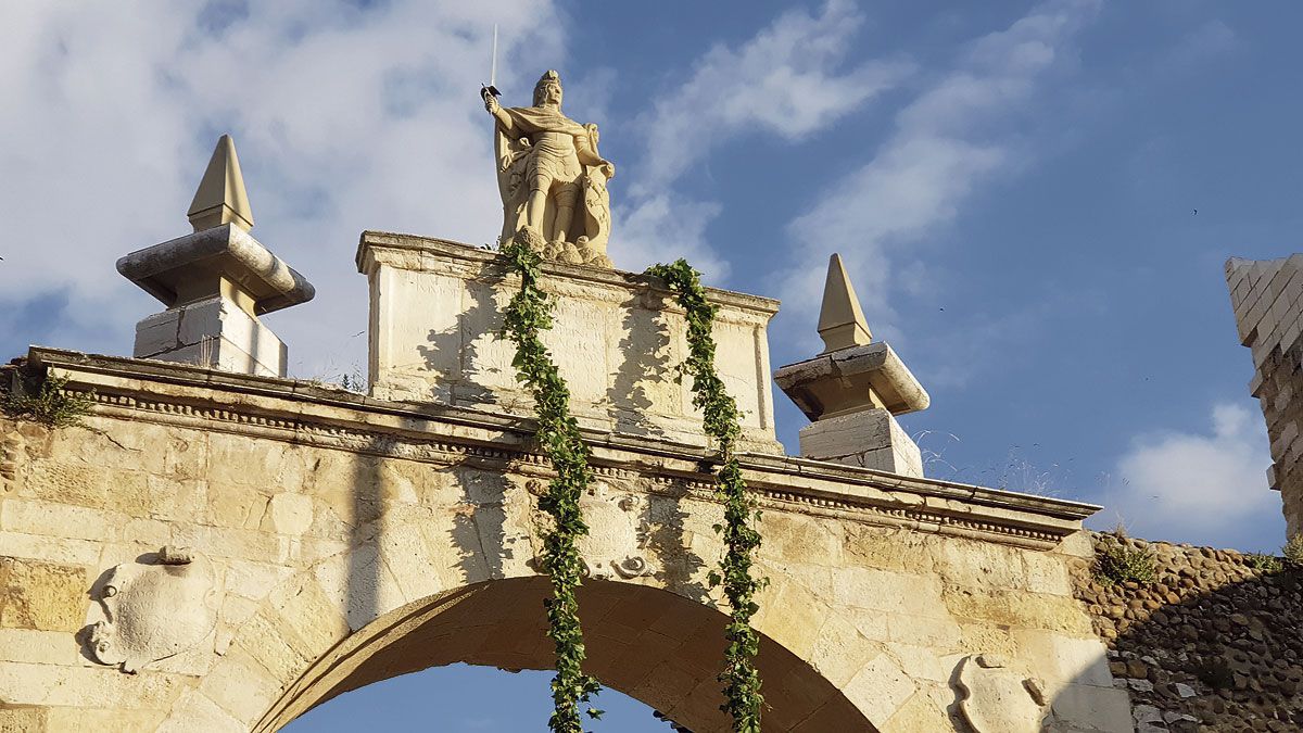 Estatua pétrea de Don Pelayo (preside la entrada a la ciudad por el Arco de la Cárcel).