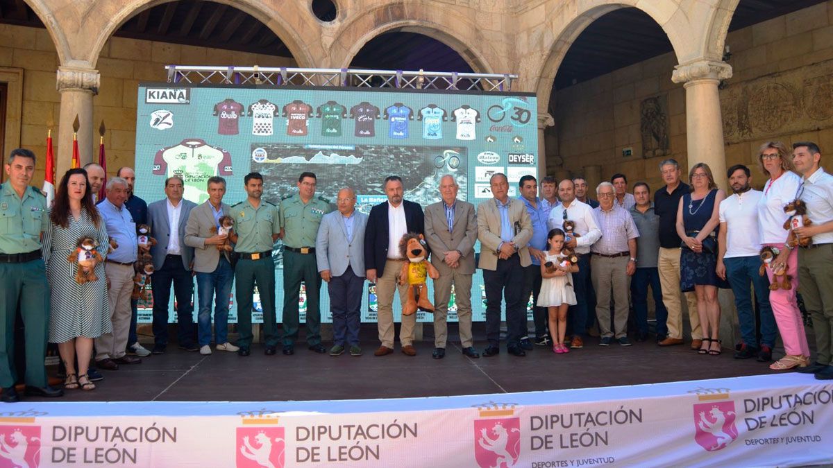 Foto de familia de los participantes en la presentación de la Vuelta a León.
