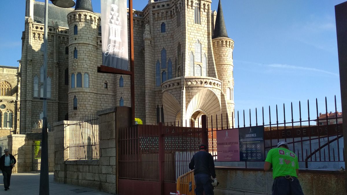 Trabajos de mejora y limpieza del cerramiento en el Palacio de Gaudí. | L.N.C