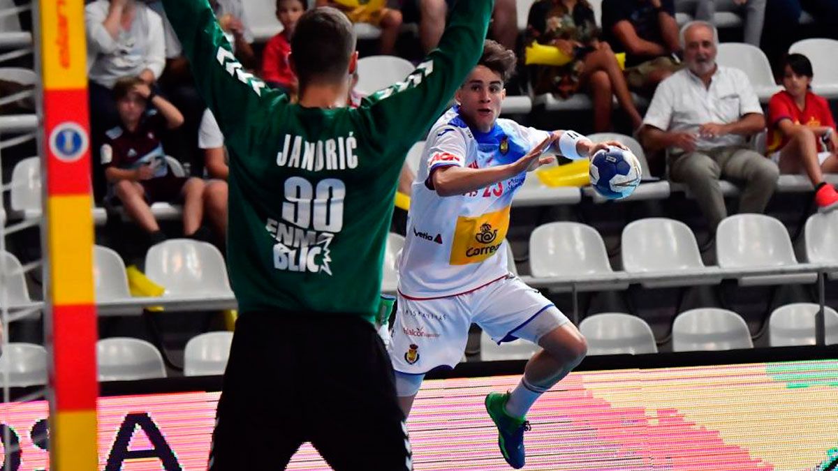 Gonzalo lanza desde el extremo frente a Serbia. | IHF