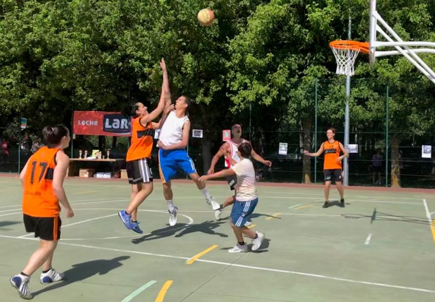 Un momento del torneo de ‘Streetball’ disputado este sábado en Veguellina. | PATRICIA FERRERO