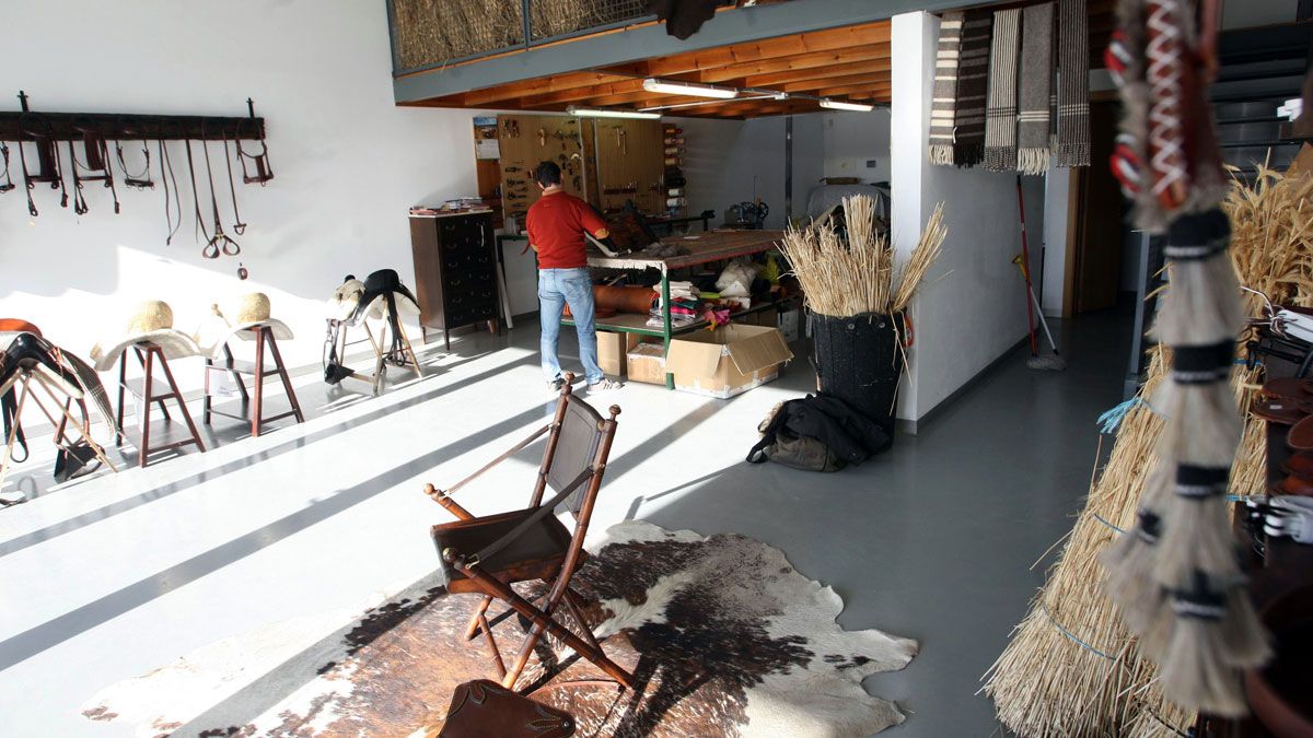 Taller de guardicionería Díez&Velasco, de dos emprendedores, en el Centro de Artesanos Artis de Portillo. | ICAL