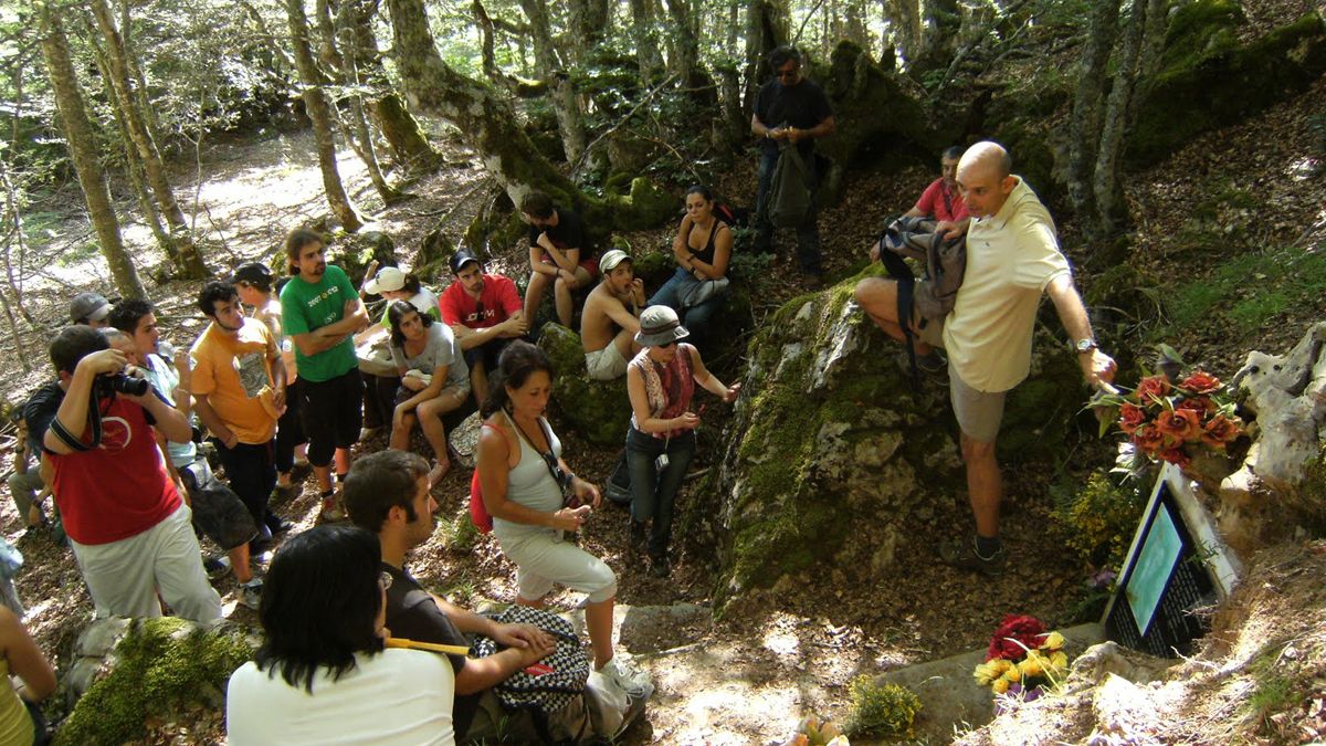 El director del Curso, Javier Rodríguez, en una de las salidas a los lugares de la memoria en un curso anterior. El director del Curso, Javier Rodríguez, en una de las salidas a los lugares de la memoria en un curso anterior.