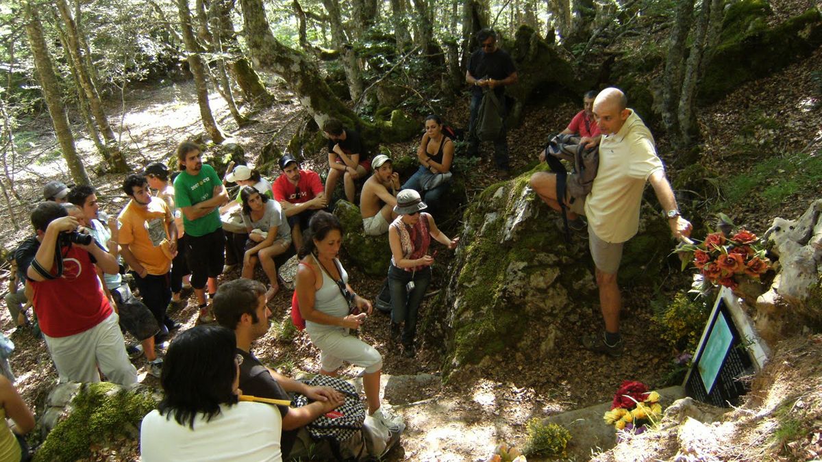 El director del Curso, Javier Rodríguez, en una de las salidas a los lugares de la memoria en un curso anterior.