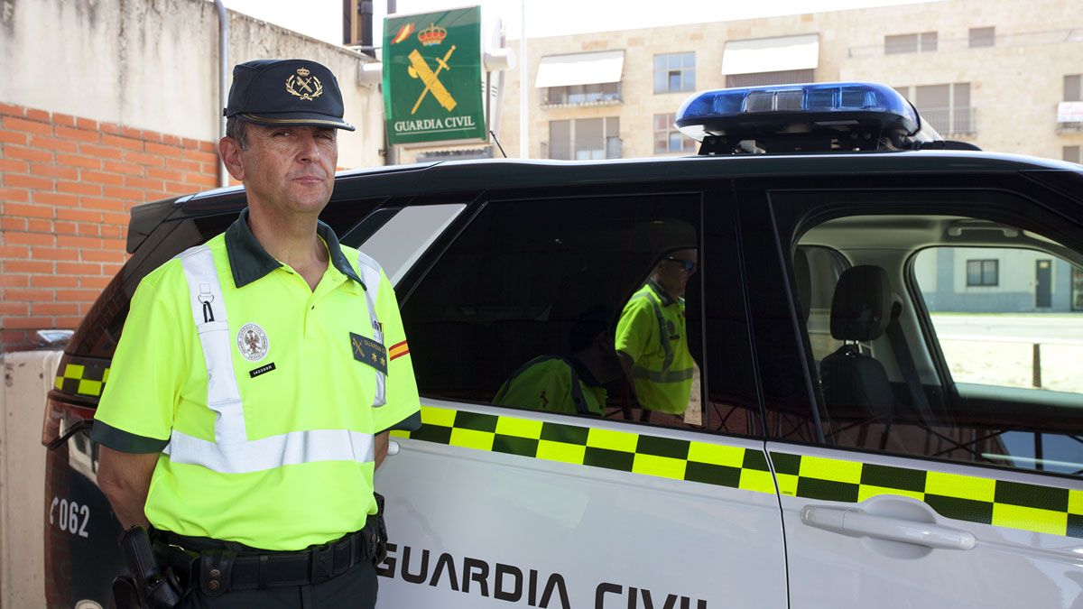 El teniente jefe del detacamento de Tráfico de Ciudad Rodrigo, Juan Ramón María Marcos, que instruye las diligencias del accidente en Galisancho. | ICAL