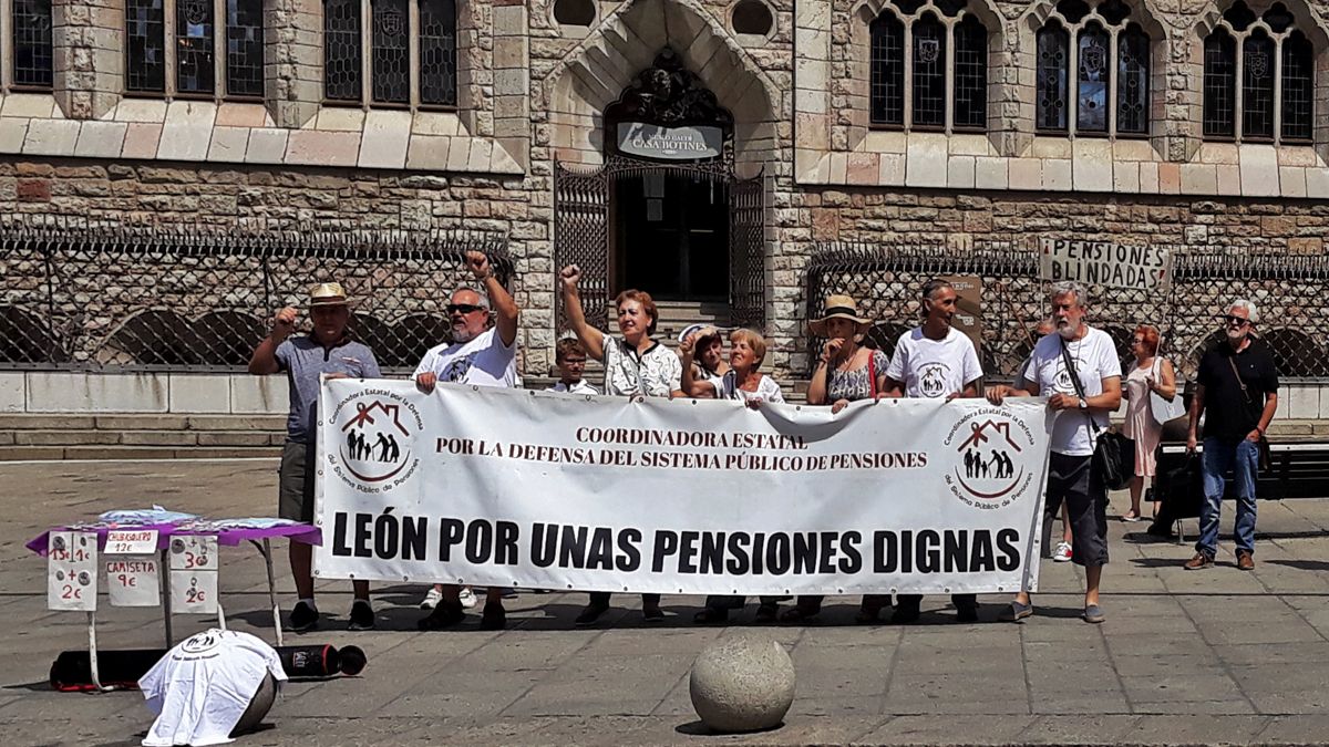 Manifestación por las pensiones frente a la Casa Botines. | LIDIA COLINAS