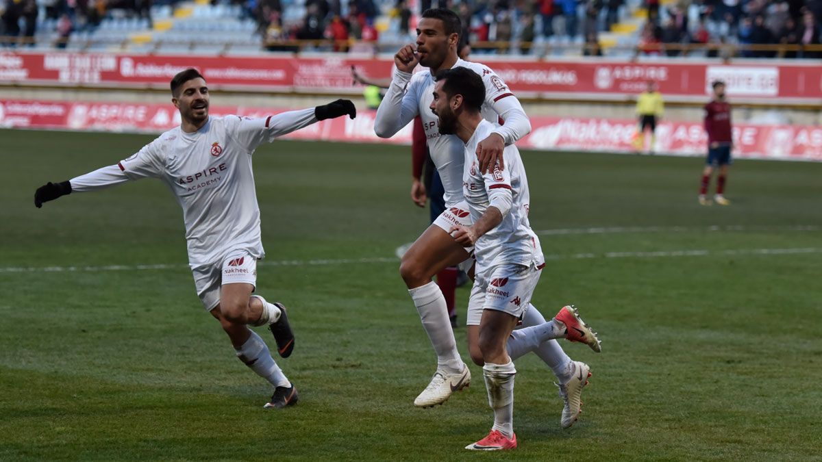 Aridane celebra junto a Saúl y Zelu uno de los goles marcados con la Cultural. | SAÚL ARÉN