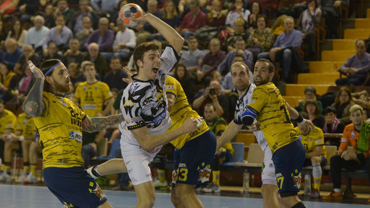 David Fernández lanza entre la defensa del Bidasoa durante el choque de la pasada temporada. | MAURICIO PEÑA