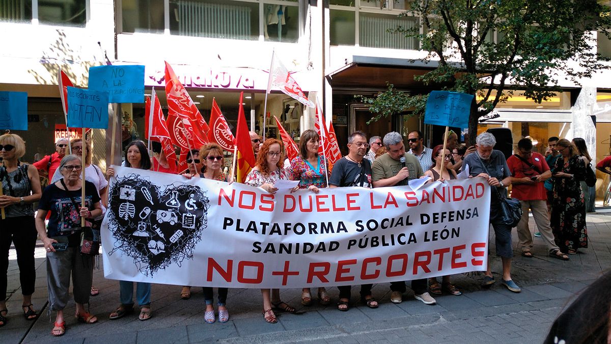 Un momento de la concentración celebrada este miércoles en León. | L.N.C.