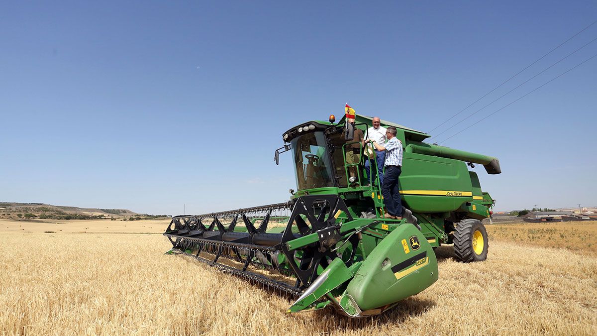 El consejero de Agricultura, Ganadería y Desarrollo Rural, Jesús Julio Carnero, sube a una cosechadora después de presentar la estimación de la cosecha de cereales de la presente campaña. | ICAL