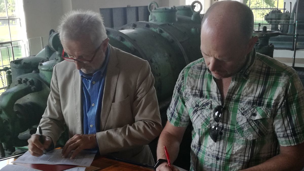 Firma del convenio por parte de Terrón y Linares. Firma del convenio por parte de Terrón y Linares.