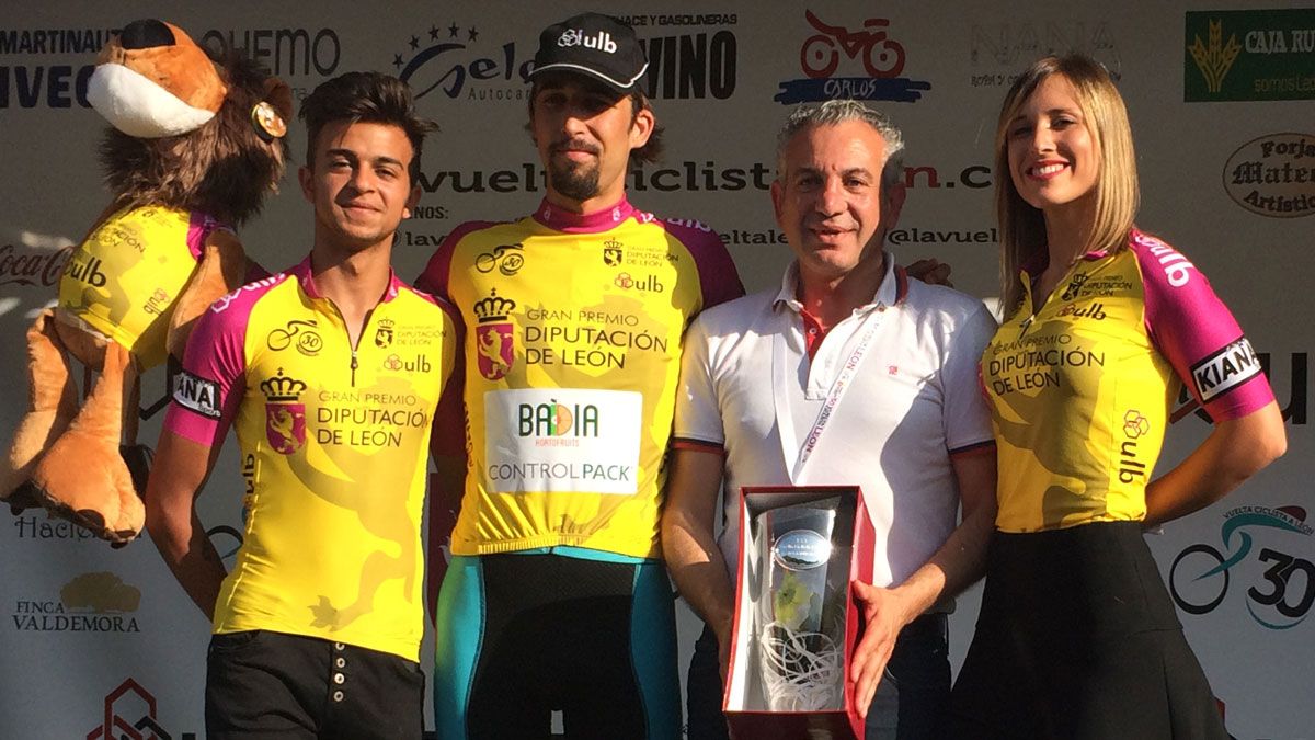 Gerard Armillas recibe el maillot amarillo como nuevo líder de la prueba. | L.N.C.