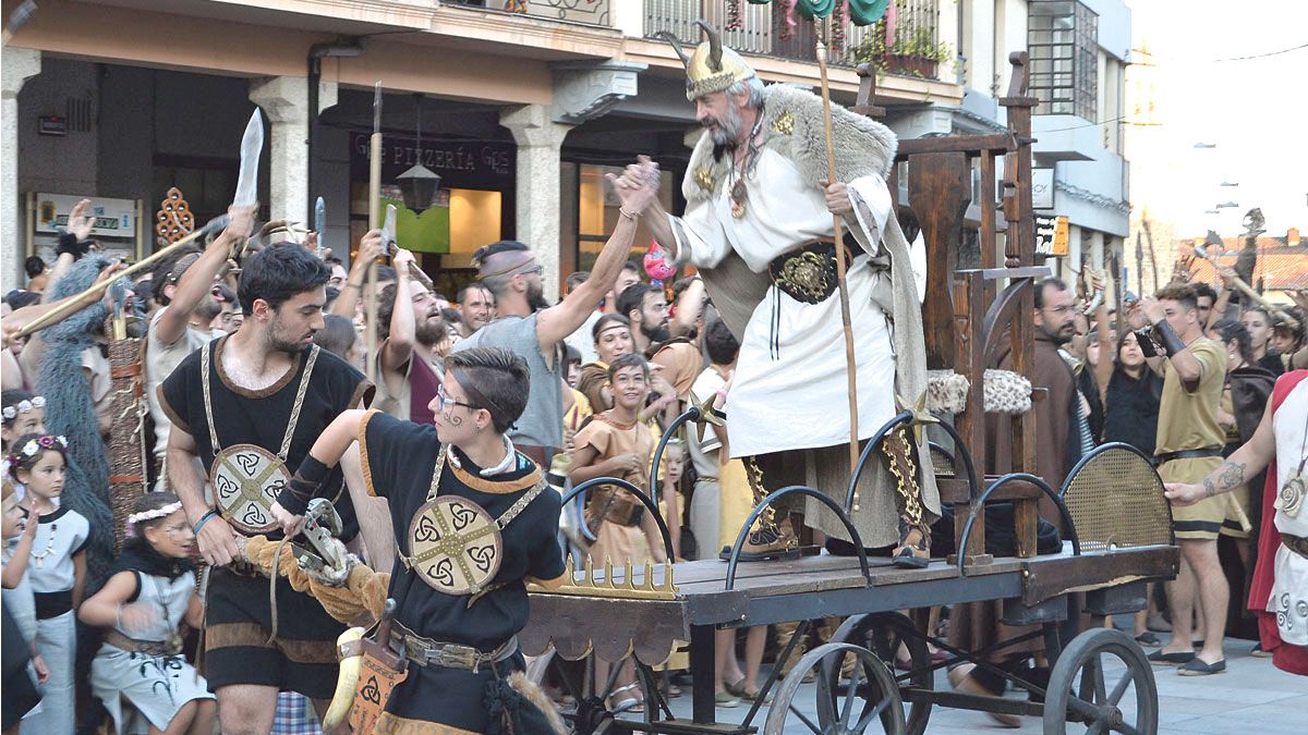 Sebius, el caudillo astur, recibido por sus tribus en la Plaza Mayor de Astorga. | P. FERRERO