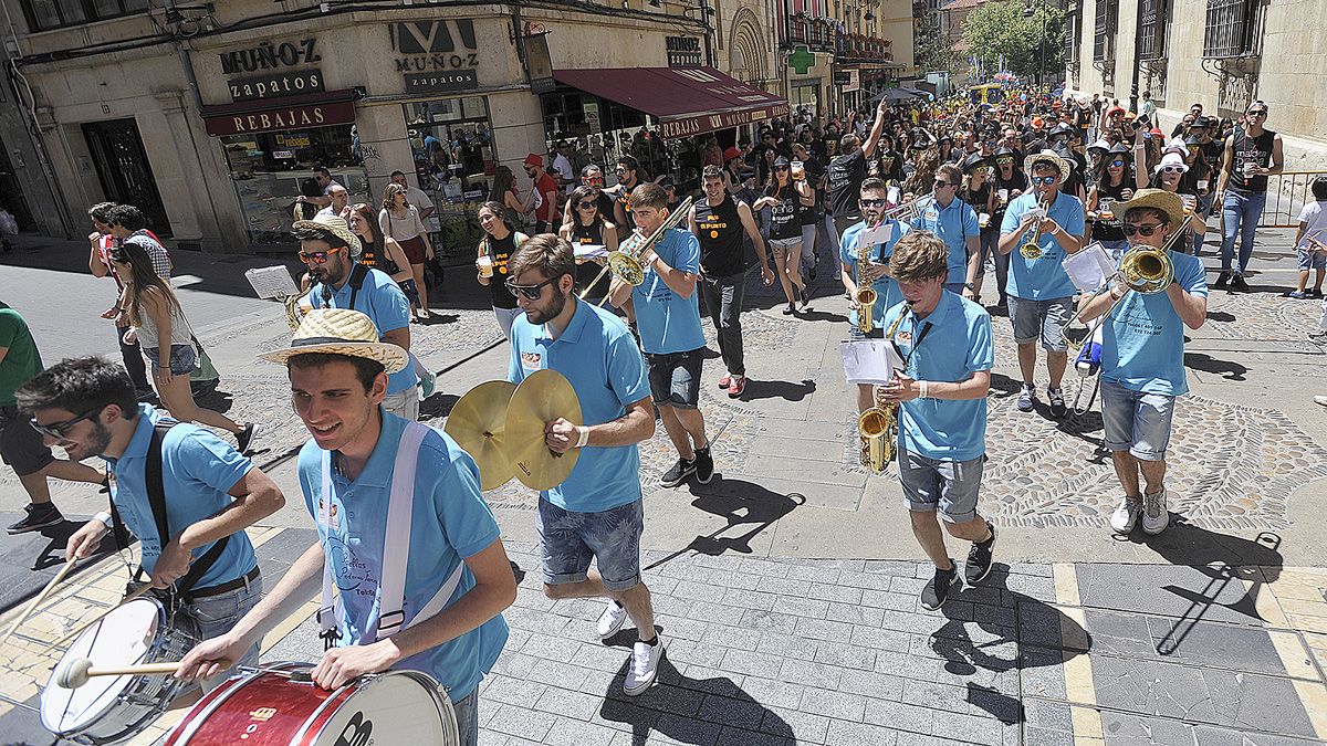 Multitud de peñistas bailaron al son de las charangas por las calles de la capital. | DANIEL MARTÍN