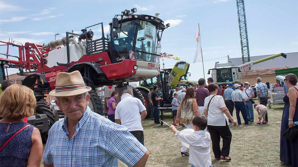 En la Feria Multisectorial de Santa María del Páramo, la maquinaria agrícola centra la atención. | T.G.