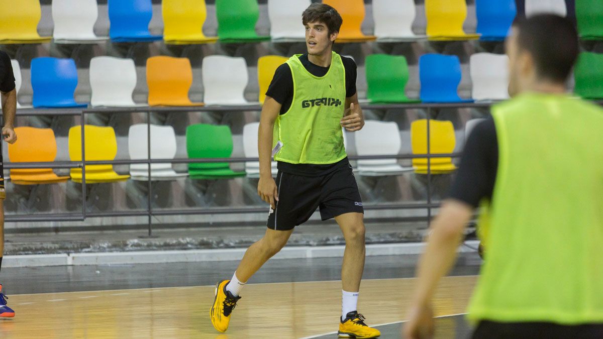 Carlos Fernández, durante un entrenamiento con el Alarcos. | TOMÁS FERNÁNDEZ (LA TRIBUNA DE CIUDAD REAL)