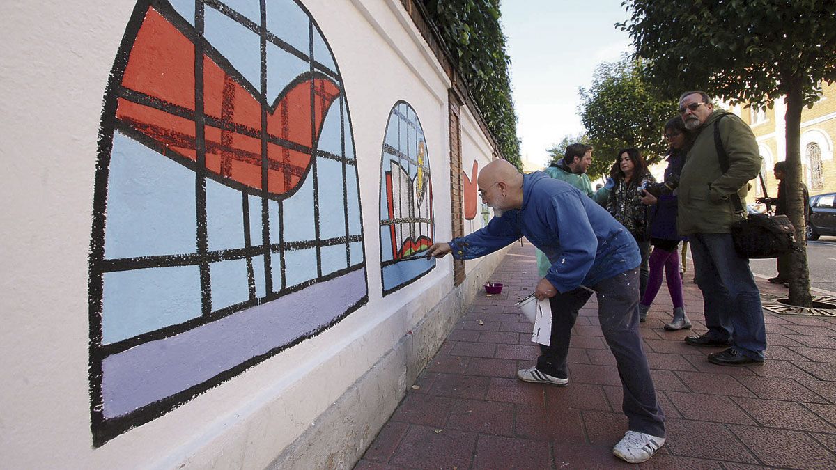 El artista Manuel Sierra participó en 2015 en Valladolid en la elaboración de un mural por la derogación de la Lomce. | MIRIAM CHACÓN (ICAL)