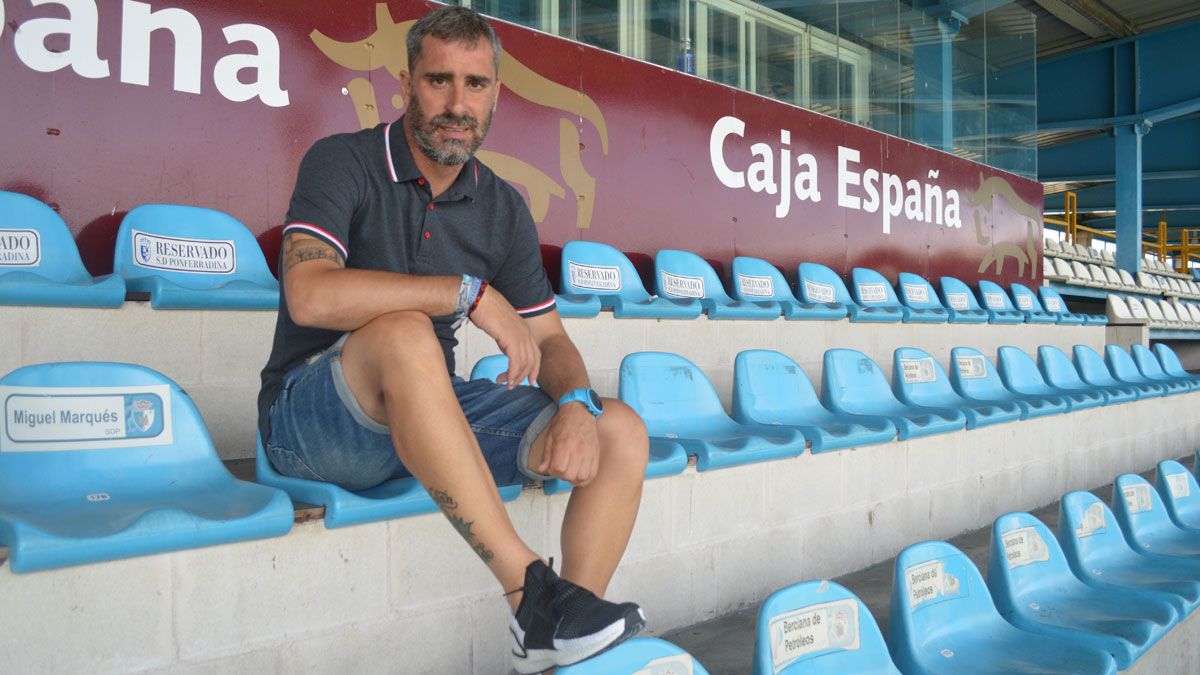 El técnico de la Ponferradina, Jon Pérez Bolo, durante la entrevista concedida a La Nueva Crónica. | A.C. El técnico de la Ponferradina, Jon Pérez Bolo, durante la entrevista concedida a La Nueva Crónica. | A.C.