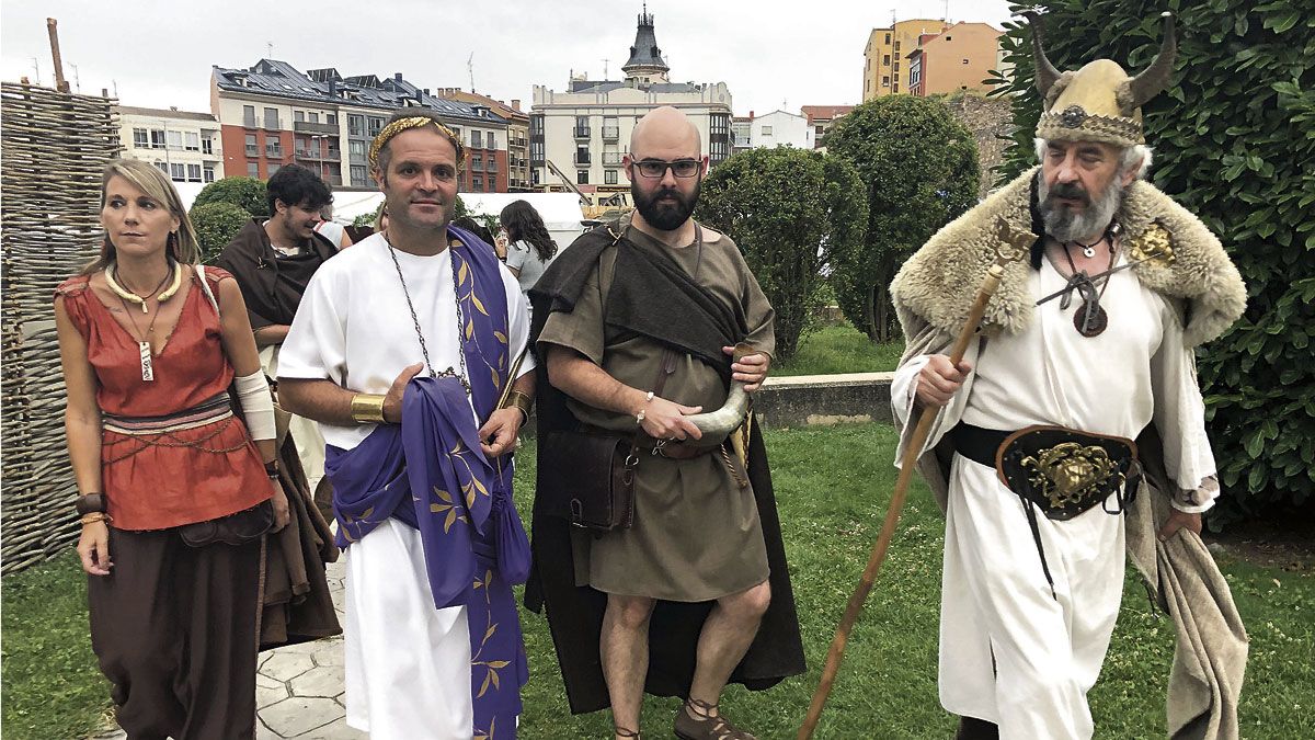 El caudillo astur y el César romano inauguraron este espacio. | P.F.