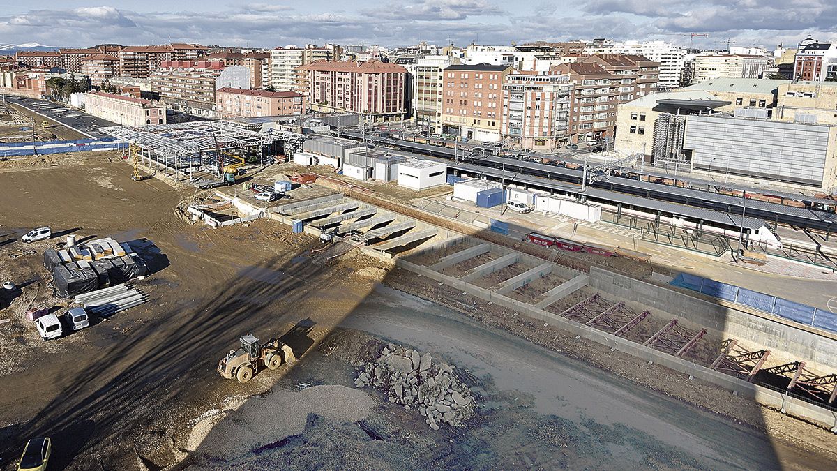 Obras en el entorno de la estación de tren de León. | SAÚL ARÉN