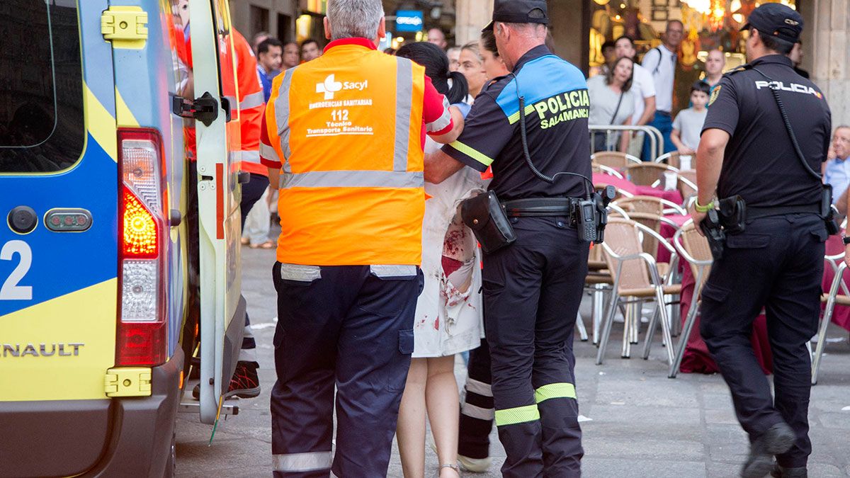 Uno de los cohete se desvió de su trayectoria e impactó contra la mesa de una terraza, hiriendo a una mujer. | ICAL Uno de los cohete se desvió de su trayectoria e impactó contra la mesa de una terraza, hiriendo a una mujer. | ICAL