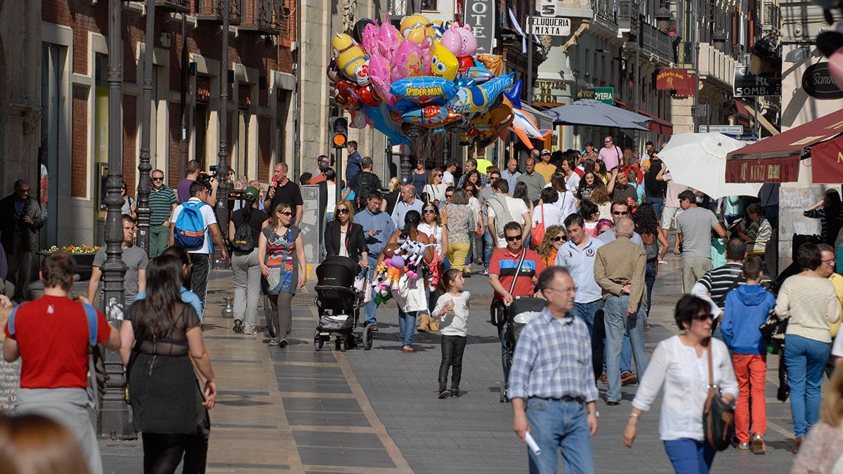 Calle Ancha de León repleta de turistas. | MAURICIO PEÑA