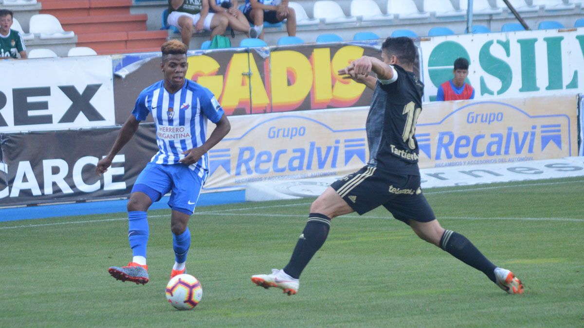 Imagen de archivo de un partido entre Deportiva y Oviedo.