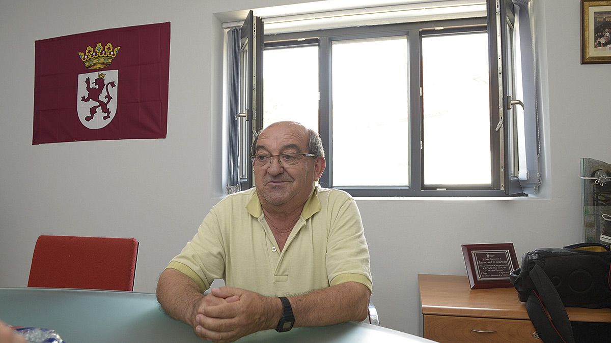 El alcalde de Santovenia de la Valdoncina, Manuel García. | MAURICIO PEÑA