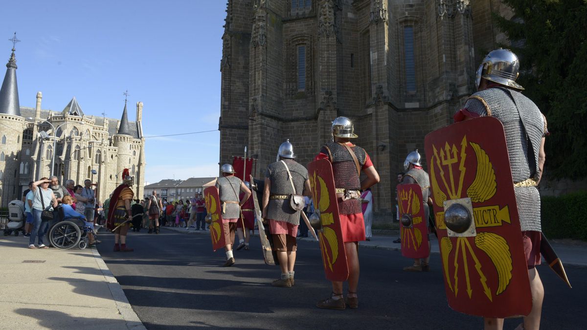 Algunos momentos del desfile de tribus astures, legiones y civitas romanas por las calles de la bimilenaria capital maragata. | MAURICIO PEÑA