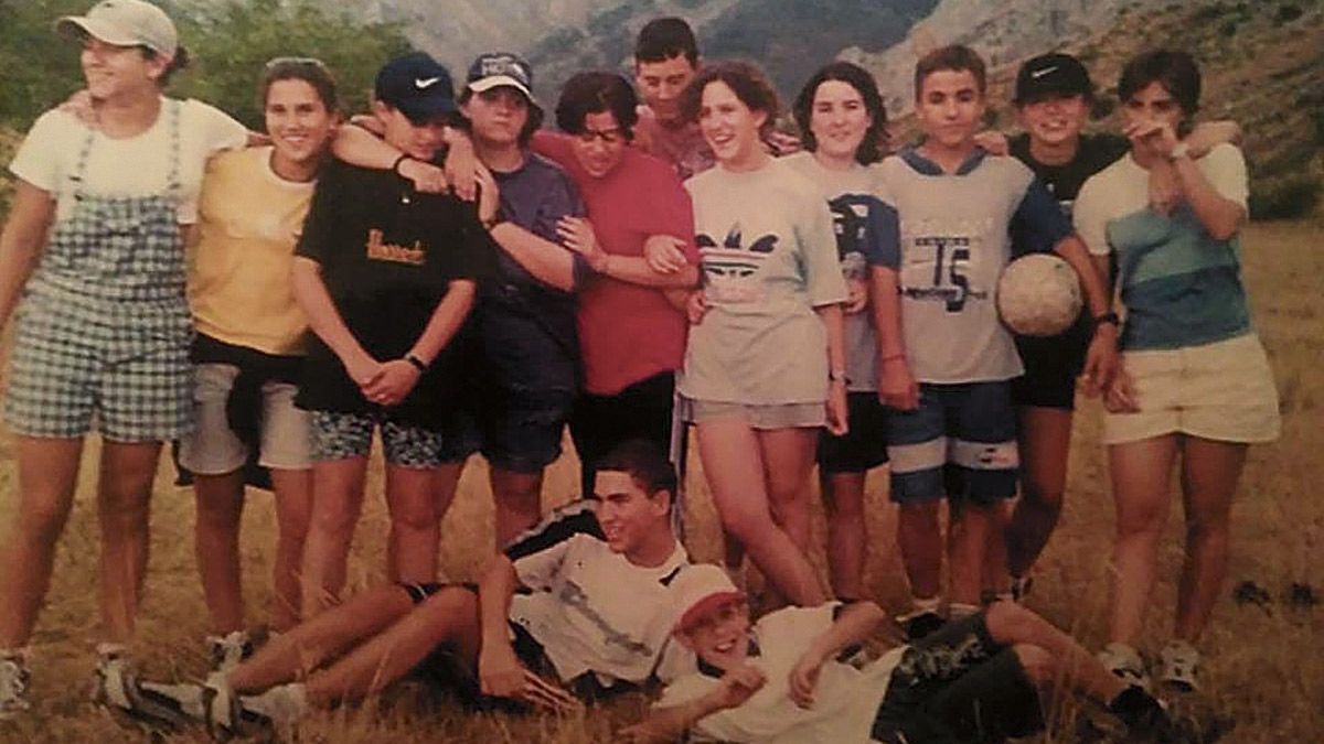 Niños y adolescentes de aquellos años noventa en Oville que este fin de semana se reencuentran en su pueblo. | L.N.C. Niños y adolescentes de aquellos años noventa en Oville que este fin de semana se reencuentran en su pueblo. | L.N.C.