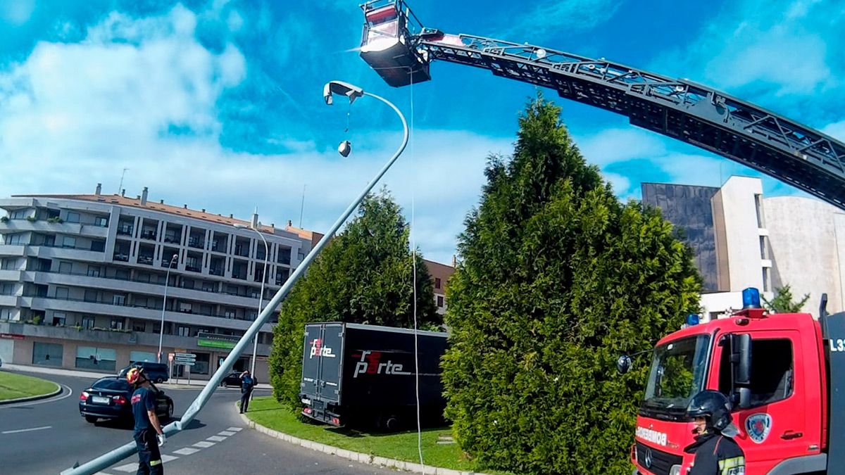 Un momento de la actuación de los Bomberos. | BOMBEROS AYTO LEÓN Un momento de la actuación de los Bomberos. | BOMBEROS AYTO LEÓN