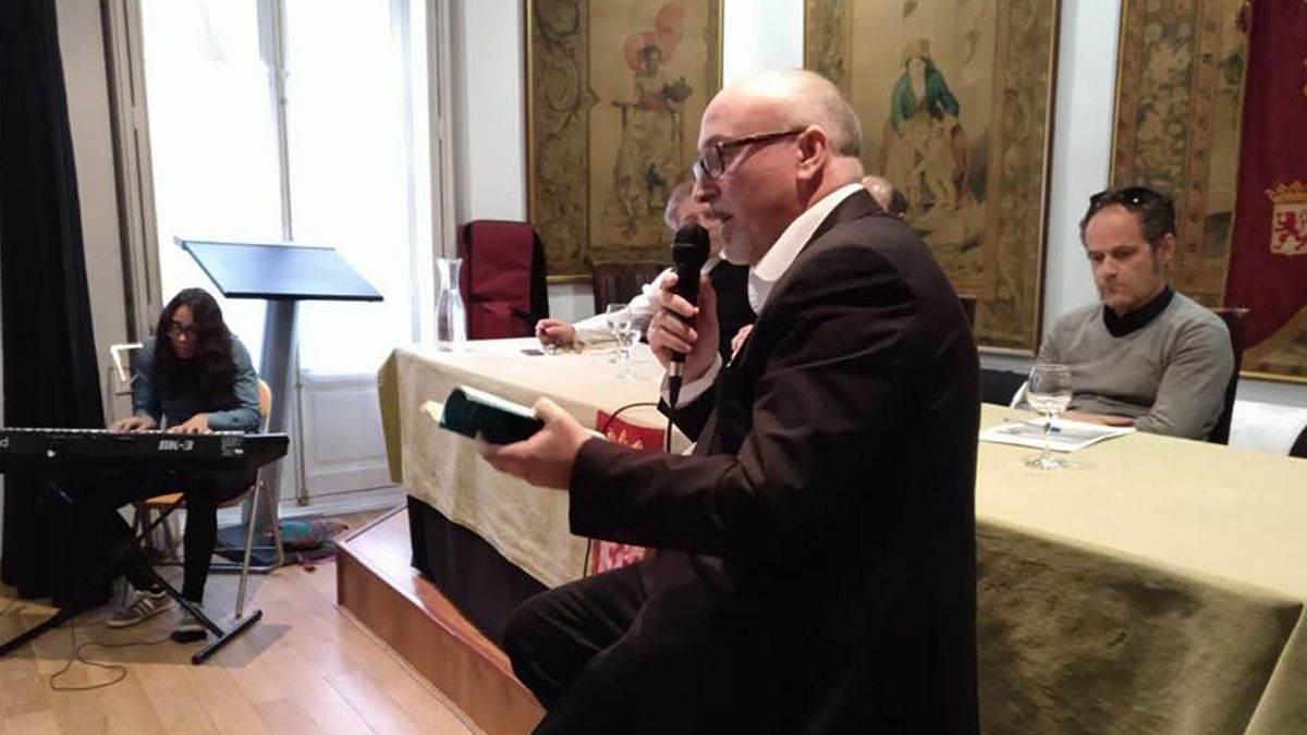 Nicanor García en una lectura poética compartida.