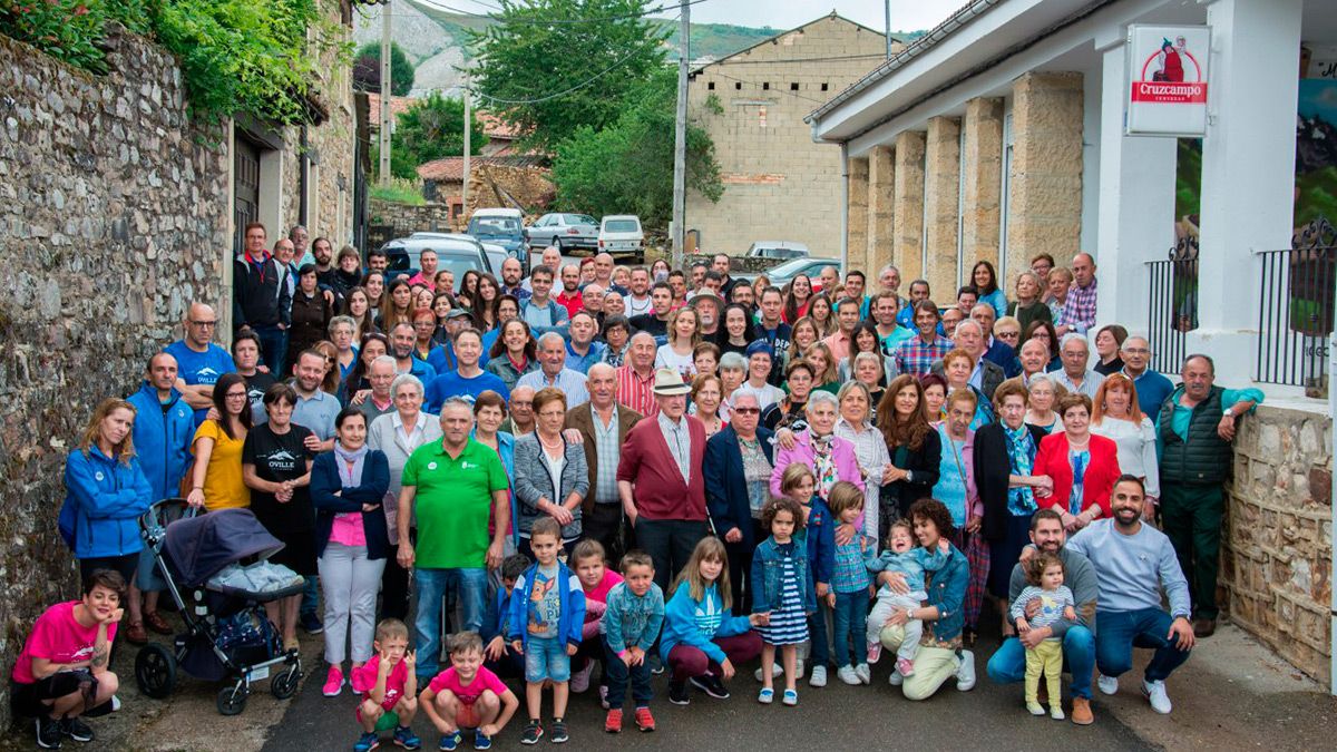 Foto de familia de los vecinos que acudieron, a la salida de misa, alrededor de 200 de varias generaciones. | PABLO CARRETERO