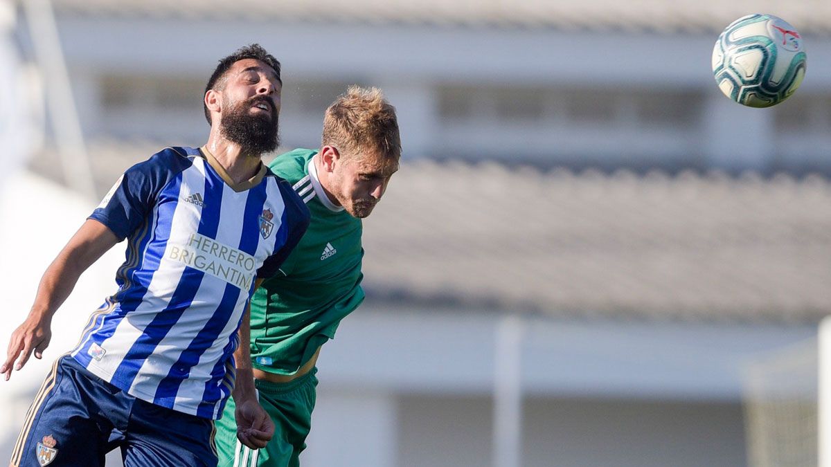 Bravo se anticipa de cabeza a un defensor del Oviedo. | REALOVIEDO