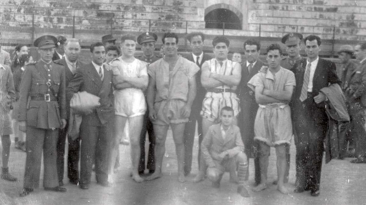 Selección de lucha leonesa que acudió a Canarias en 1943, con tres sobarribanos en sus filas, Tino el de Paradilla y dos de los molineros, Emiliano y Elías.