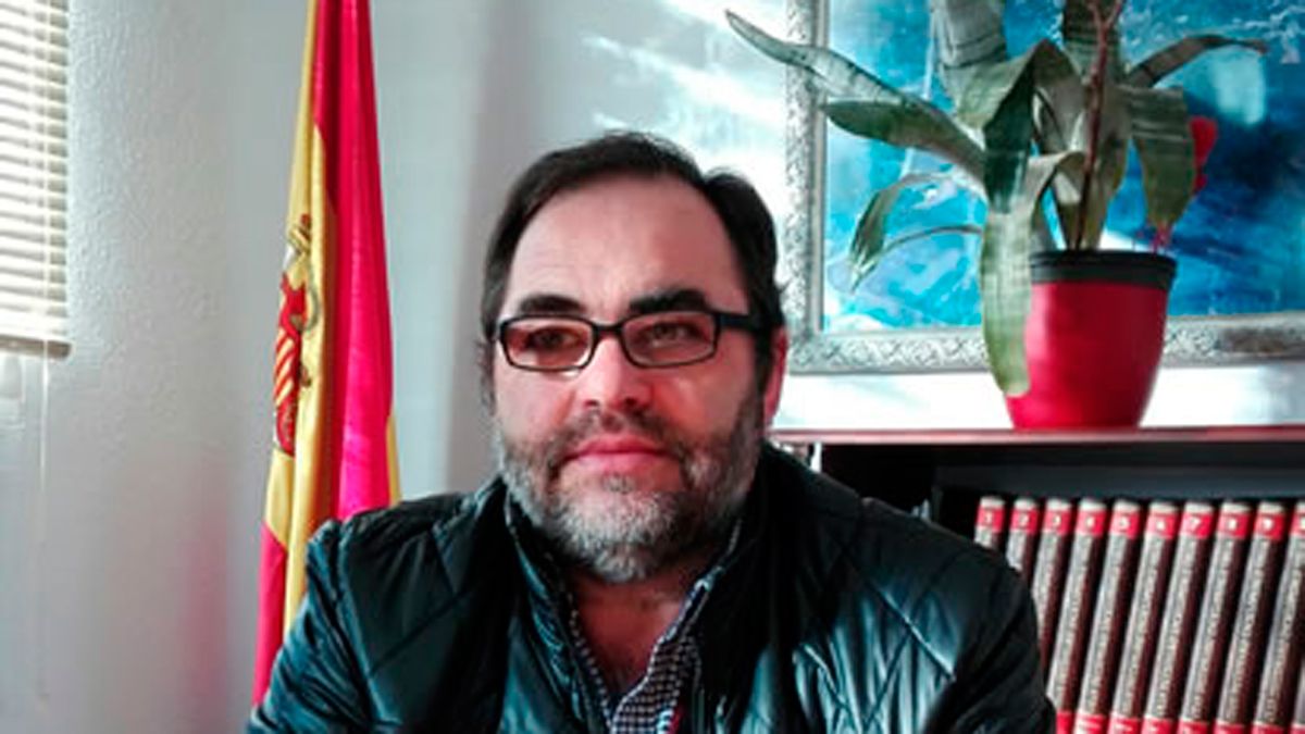 El alcalde de Carucedo en el Ayuntamiento de la localidad berciana.