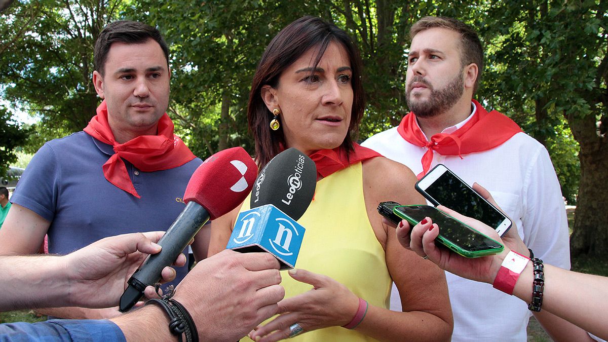 La secretaria de Organización del PSOECyL, Ana Sánchez, el secretario general del PSOE de León y diputado en el Congreso, Javier Cendón (I), y el secretario general del PSOE de Sahagún, Álvaro Lora. | ICAL