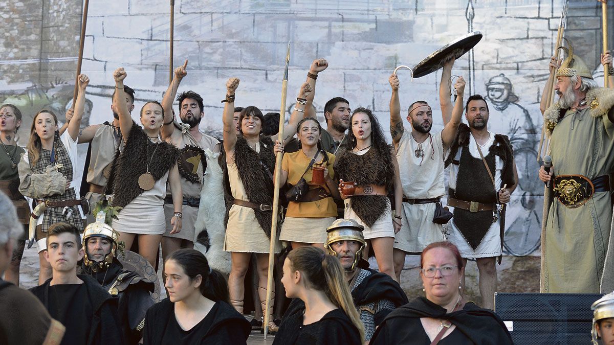 Los vencedores de los juegos del Circo romano y el caudillo astur sobre el escenario. | P. FERRERO