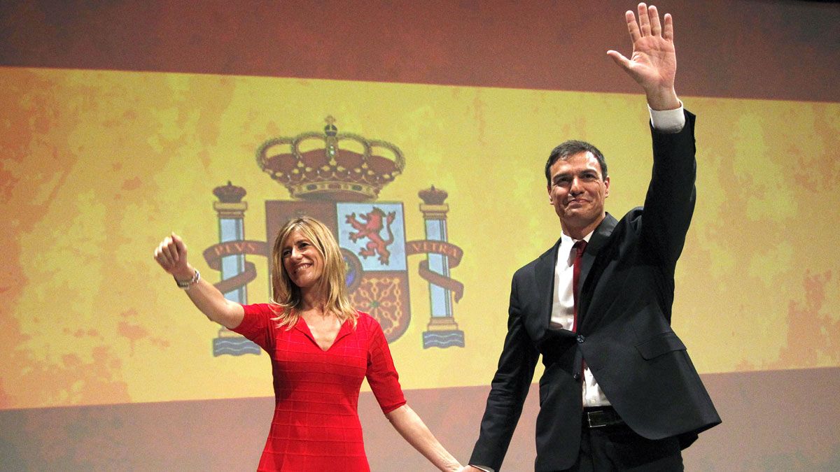 Acto de proclamación de Pedro Sánchez como candidato socialista a la Presidencia del Gobierno, en la imagen saludando junto a su mujer. | JUAN LÁZARO (ICAL)
