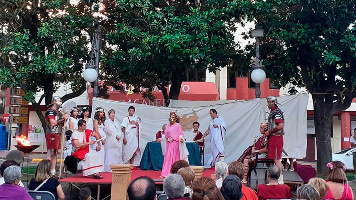 Una imagen de la escenificación teatral en Cacabelos. | PEDRO J. VILLANUEVA
