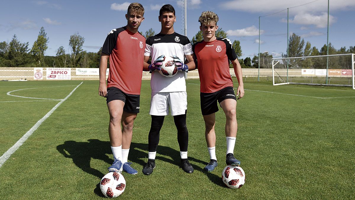 Rodri, Diego y Marcos, los tres juveniles que están realizando la pretemporada con el primer equipo de la Cultural. | SAÚL ARÉN