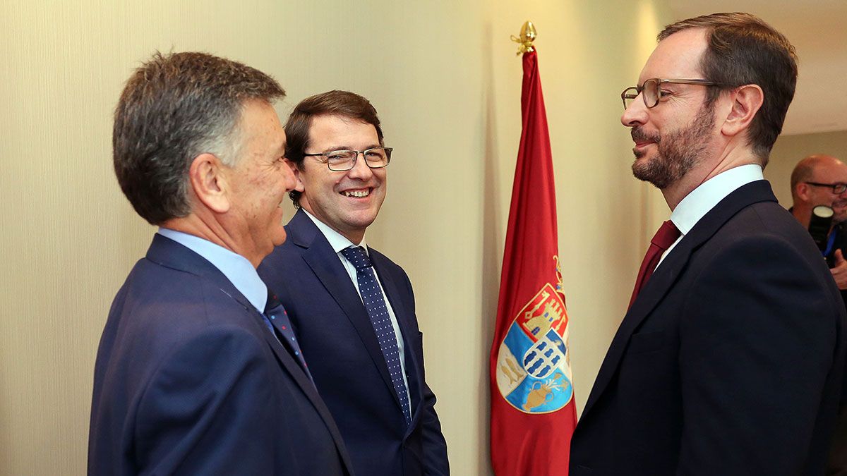 Javier Maroto conversa con el presidente de la Junta, Alfonso Fernández Mañueco, tras ser elegido senador autonómico. | ICAL