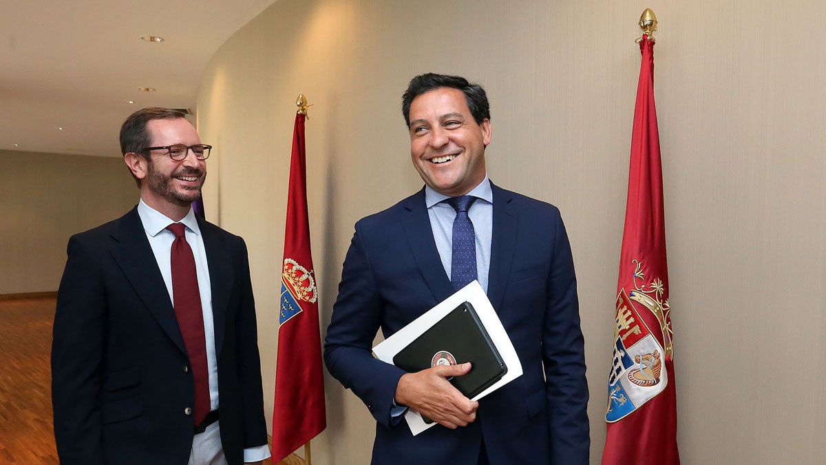 Javier Maroto conversa con el portavoz del PP en las Cortes, Raúl de la Hoz, tras ser elegido senador autonómico. | ICAL