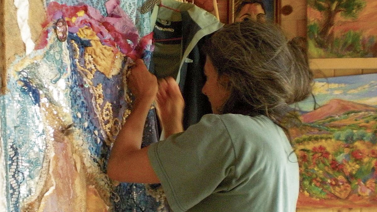 Virginia del Arco trabajando en una de sus última creaciones.