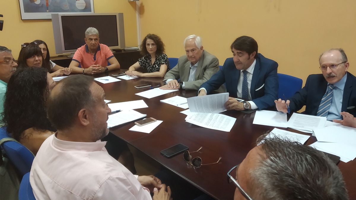 Reunión del Consejero con los representantes del Ponfeblino en Ponferrada. | MAR IGLESIAS