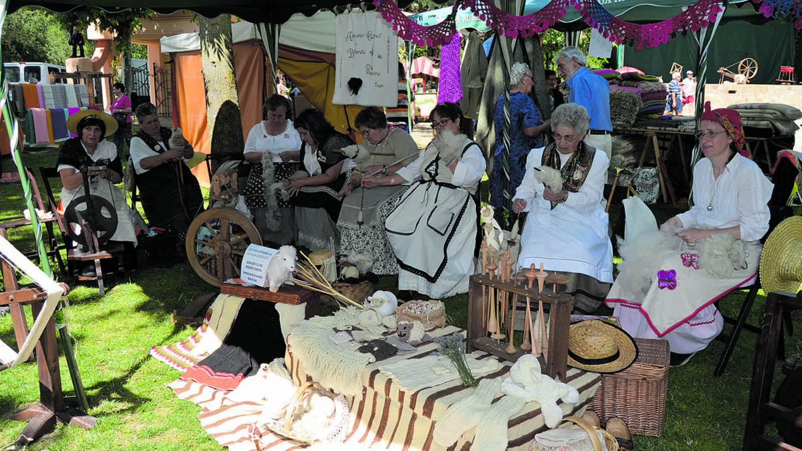 Medio centenar de demostraciones en vivo, talleres y mucho más para esta vigésima edición de la Feria Artesanal del Val. | P.FERRERO